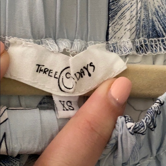 Lightly used off the shoulder top xs from LF - Picture 2 of 4